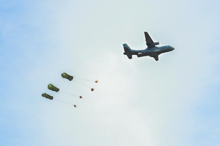 24일 열린 공군5공중기동비행단과 육군2신속대응사단 합동 고공강하훈련 중 5비 수송기가 화물을 투하하고 있다.  사진 제공=양순호 상사