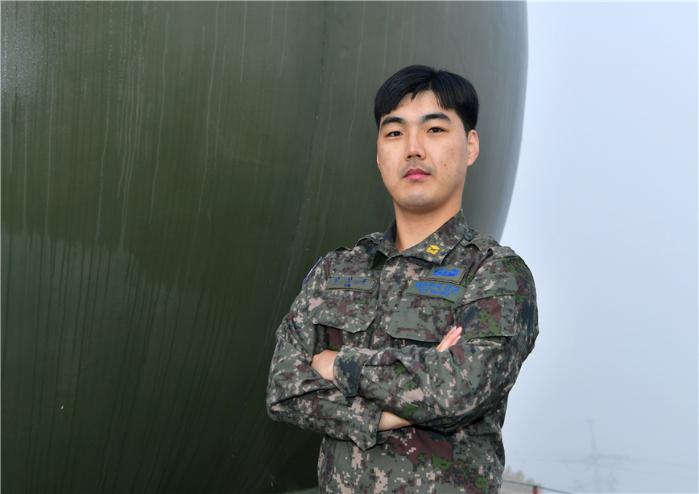 2022년 공군 최우수 방공무기통제사의 영예를 안은 김상훈 준위.  공군 제공