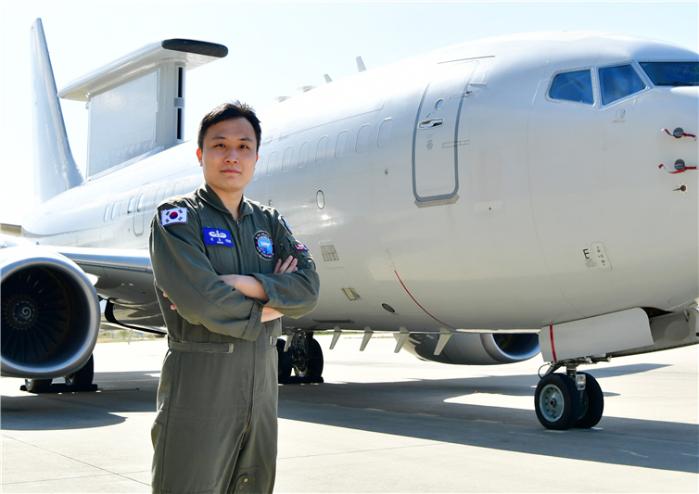 2022년 공군 최우수 방공무기통제사의 영예를 안은 천호정 준위.  공군 제공