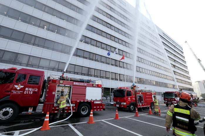 24일 서울 용산구 국방부 별관 화재 발생 상황을 가정해 열린 ‘2022 재난대응 안전한국훈련’에서 국방부 근무지원단 소방대와 용산경찰서 소방대원들이 방수하고 있다.