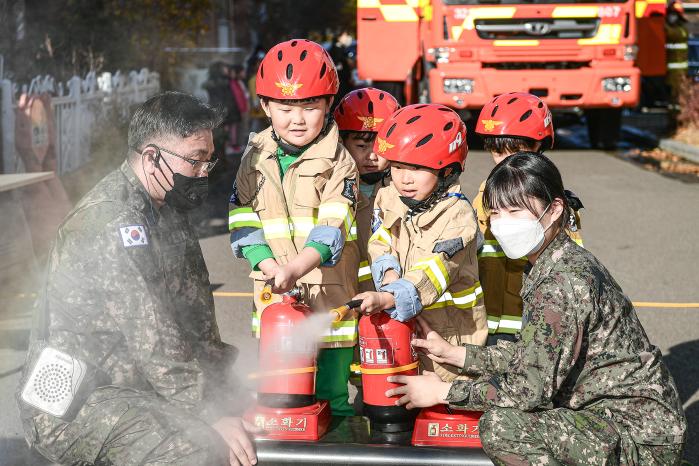 24일 공군3훈련비행단 소방안전교육에 참여한 토성 어린이집 원생들이 소화기 사용 체험을 하고 있다.  부대 제공