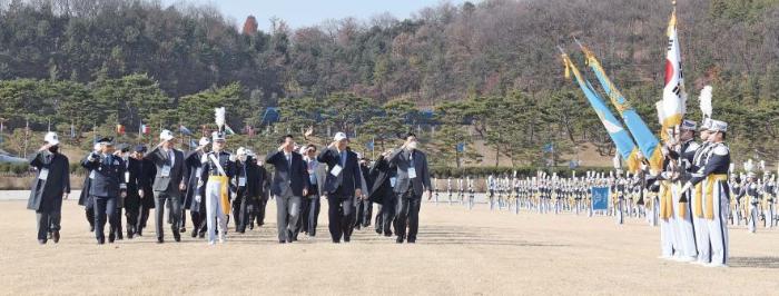 26일 공군사관학교 성무연병장에서 열린 2022년 공사 총동창회 임관 기념행사에서 선배들이 후배들의 경례를 받고 있다. 사진 제공=김경률 원사