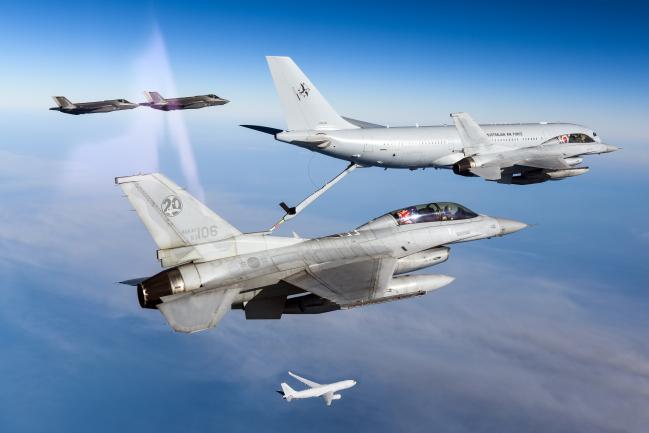 우리 공군의 KF-16U 전투기가 피치 블랙 훈련에서 호주 공군 F-35A 전투기, A330 MRTT 다목적 공중급유 수송기와 연합훈련을 하고 있다. 
 사진=대한민국 공군 홈페이지
