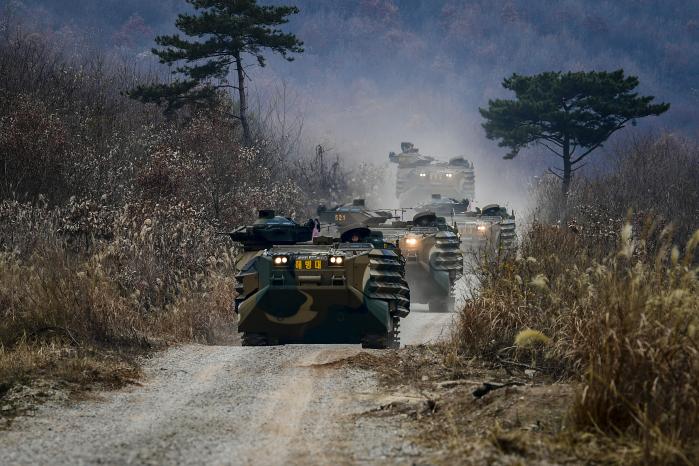 해병대2사단 상장대대 야외종합훈련에서 전술기동을 하고 있는 상륙돌격장갑차(KAAV).  사진 제공=권규원 중사