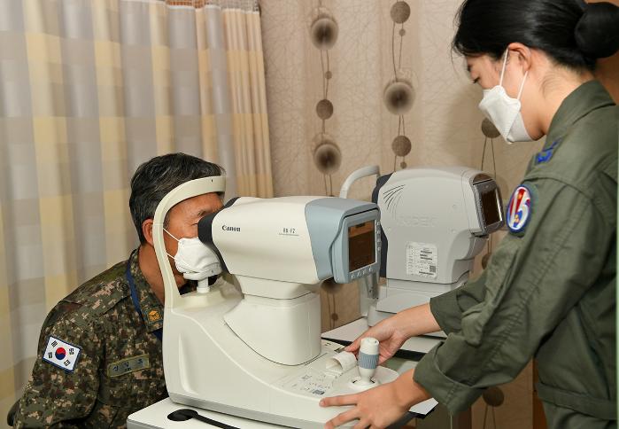 공군15특수임무비행단 장병이 눈 질환 검사를 받고 있다. 사진 제공=김동범 중사