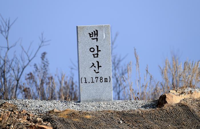 9일 오전 강원 화천군 화천읍 백암산 정상. 화천군청이 DMZ 관광자원 활성화를 위해 2022년 10월 개통한 백암산케이블카를 타고 오를 수 있으며 이곳에서 맑은 날에는 남쪽으로는 평화의댐과 북쪽의 임남댐과 금강산을 동시에 볼 수 있다. 민간인출입통제선 내라 군의 인원통제를 받는다.