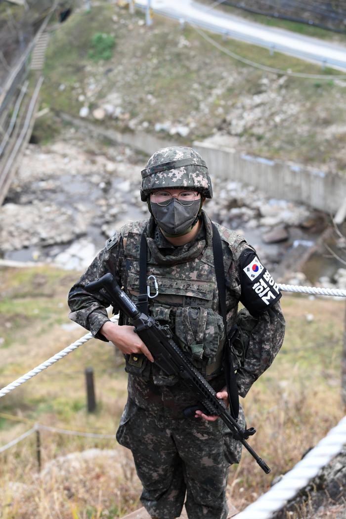 9일 늦은 오후 강원 철원군 비무장지대(DMZ) 일대 육군7보병사단 불사조여단 멸공대대 관할의 북한강 최상류 주변 남방한계선 GOP 철책로에서 멸공대대 공보장교 김덕영 중위가 완전무장 상태로 현장 안내를 하고 있다. 북한강을 중심으로 깊게 ’V'로 파인 협곡 형태의 이 지역은 전체 남방한계선 GOP 철책 중에서 걷기 난이도가 가장 높은 곳 중 하나다. 이곳 위로는 북한의 임남댐이 있으며 아래 하류로는 그에 대응하기 위해 지어진 평화의댐이 위치한다. 