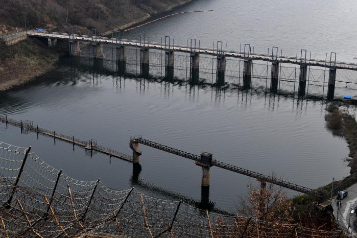 9일 늦은 오후 강원 철원군 비무장지대(DMZ) 일대 육군7보병사단 불사조여단 멸공대대 관할의 북한강 최상류지역 오작교(뒤쪽)와 흑룡장교. 양구군과 철원군을 연결하는 오작교는 작전도로인 동시에 그 자체가 남방한계선 GOP 철책이라 할 수 있다. 견우와 직녀가 1년에 한 번 오작교에서 만나는 것처럼 남과 북이 언젠가 함께하길 기원하는 의미에서 붙인 명칭이다. 이곳 위로는 북한의 임남댐이 있으며 아래 하류로는 그에 대응하기 위해 지어진 평화의댐이 위치한다. 흑룡장교는 트러스트교와 아이빔교를 혼합해 지어졌는데 건설 당시 복잡했던 상황이 반영돼 있다.