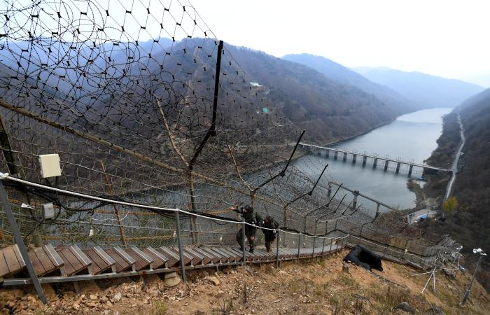 지난 9일 육군7보병사단 불사조여단 멸공대대 GOP 경계병 박찬형 상병과 김건우 일병이 초소 경계근무 교대를 위해 계단을 오르며 철책을 점검하고 있다. 북한강을 중심으로 깊게 ‘V’자로 파인 협곡 형태의 이 지역은 전체 남방한계선 GOP 철책 중에서 걷기 난도가 가장 힘든 곳 중 하나다.