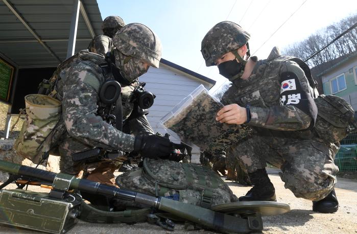 남방한계선 GOP 철책 통문 앞에서 DMZ 수색작전 투입을 위해 군장검사 중인 수색대대 장병들.