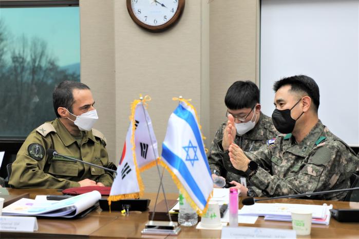 최병섭(오른쪽) 국군의무사령관이 일론 글래스버그(왼쪽) 이스라엘군 의무감과 양국군 의료협력 증진 방안을 논의하고 있다.  부대 제공