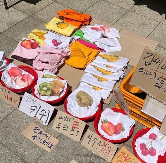 ‘과일 가게’라는 세계관 속에서 옷에 각종 과일을 프린트해 마치 과일처럼 판매하는 김씨네과일 판매모습. 사진=김씨네 가게 SNS 