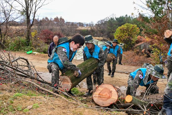 공군20전투비행단 장병들이 지역주민의 안전사고 예방 차원에서 위험목을 제거하고 있다. 
 사진 제공=이재민 중사