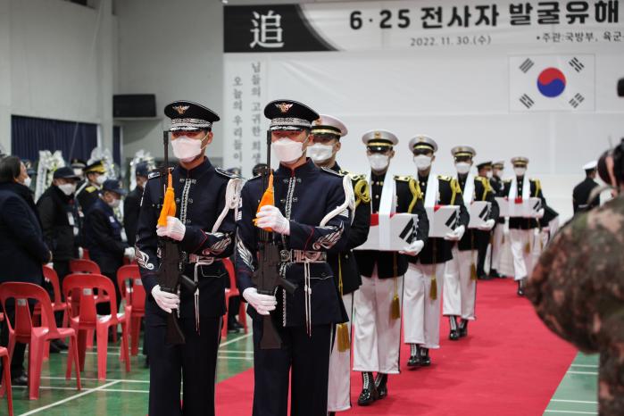 육군7기동군단이 30일 거행한 6·25전쟁 전사자 합동 영결식에서 장병들이 유해를 봉송하고 있다. 부대 제공