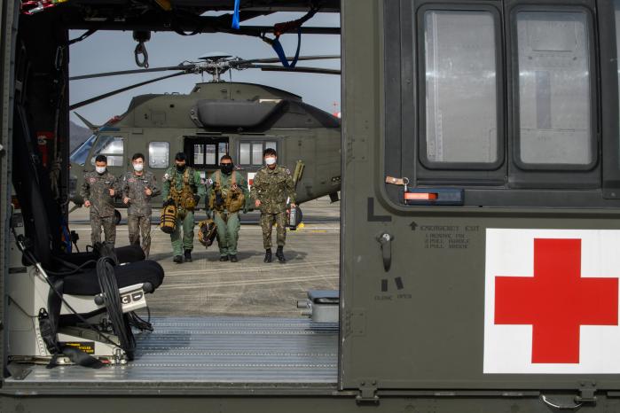 육군항공사령부 의무후송항공대 활주로에서 부대원들이 훈련을 진행하기 위해 헬기로 걸어가고 있다.