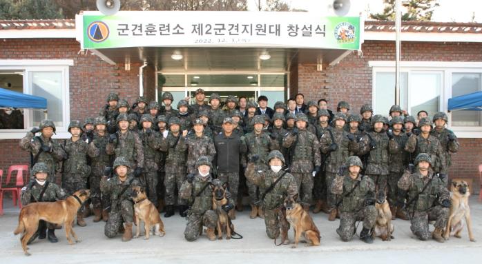 육군교육사령부 2군견지원대 창설식에서 군견과 장병들이 포즈를 취하고 있다. 부대 제공