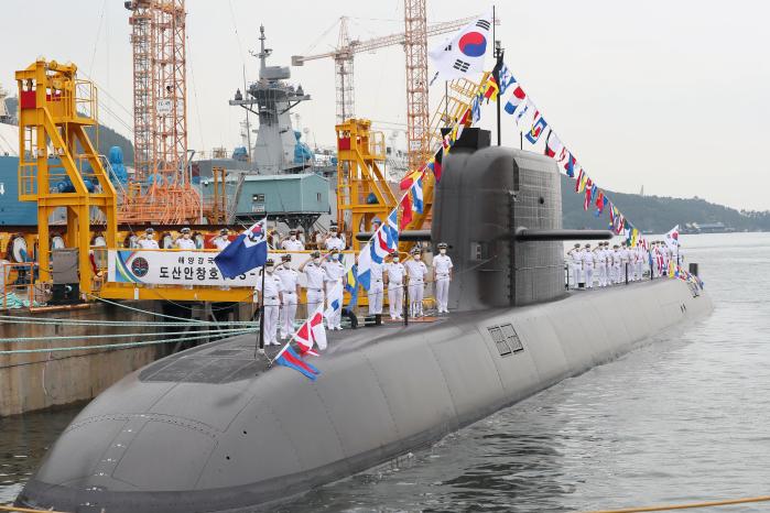 우리 해군의 첫 번째 3000톤급 잠수함 도산안창호함 승조원들이 지난해 8월 13일 대우조선해양 옥포조선소에서 취역식을 마치고 임무 완수를 다짐하며 경례하고 있다. 한재호 기자