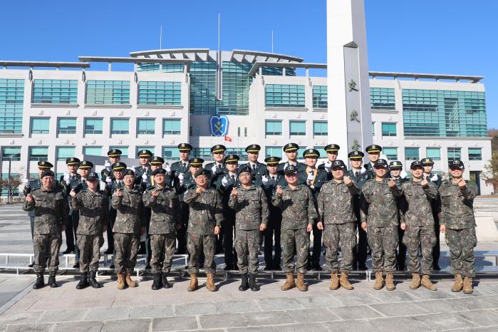 지난 2일 육군학생군사학교에서 열린 전문사관 33기 임관식 참석자들이 기념사진을 찍고있다. 부대 제공