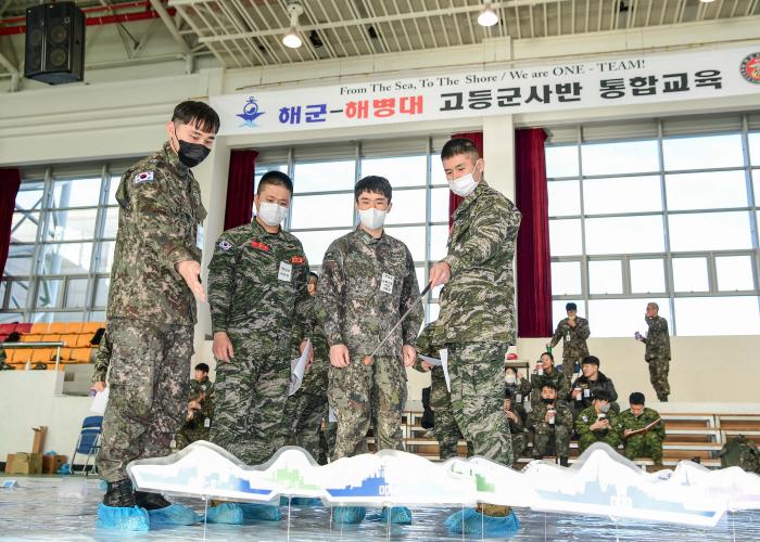 지난 1일 해병대 교육훈련단에서 진행된 해고반·상고반 통합교육에서 학생장교들이 모의 사판을 활용해 워게임을 하고 있다. 부대 제공