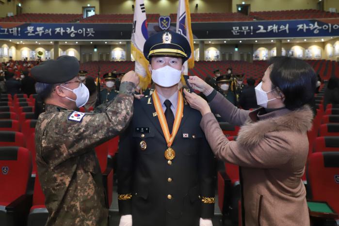 지난 2일 육군학생군사학교 대강당에서 열린 전문사관 33기 임관식에서 이진우 중위가 계급장을 수여 받고 있다. 부대 제공