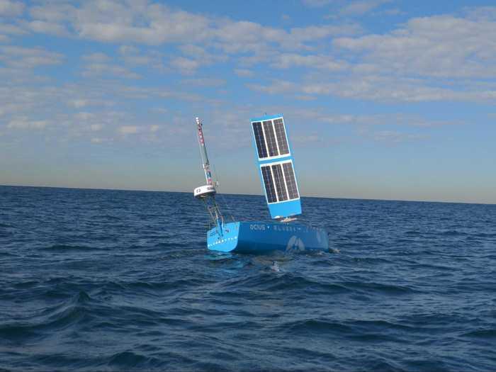 2020년 오시어스사의 Bluebottle 무인수상정이 호주 시드니 남쪽 보터니 만 근해에서 운용되는 모습. 사진 = 오시어스사 홈페이지
