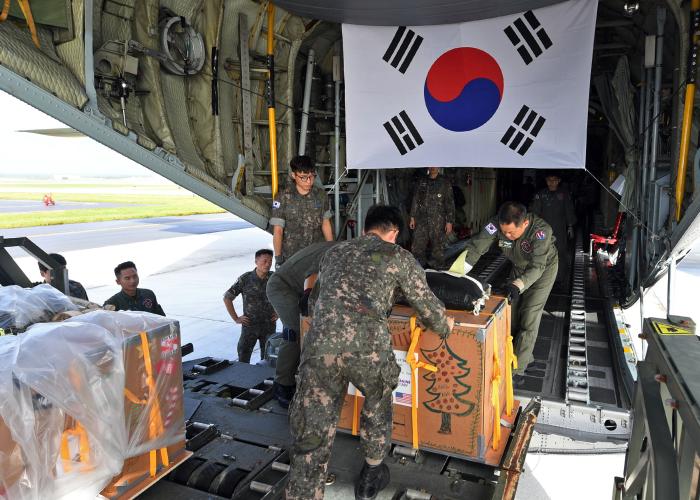 미 태평양공군사령부 주관 크리스마스 공수작전에 참가한 공군15특수임무비행단 장병들이 미 괌 앤더슨 기지에서 마이크로네시아 지역 섬에 공수할 생필품이 담긴 화물을 C-130 수송기에 적재하고 있다.  공군 제공