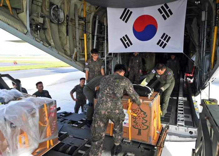 미 태평양공군사령부 주관 크리스마스 공수작전에 참가한 공군15특수임무비행단 장병들이 미 괌 앤더슨 기지에서 마이크로네시아 지역 섬에 공수할 생필품이 담긴 화물을 C-130 수송기에 적재하고 있다.  공군 제공
