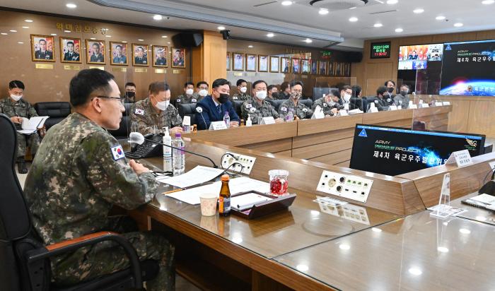 박정환(맨 왼쪽) 육군참모총장이 6일 계룡대에서 열린 제4차 육군우주발전위원회에서 참석자들과 의견을 나누고 있다.  육군 제공