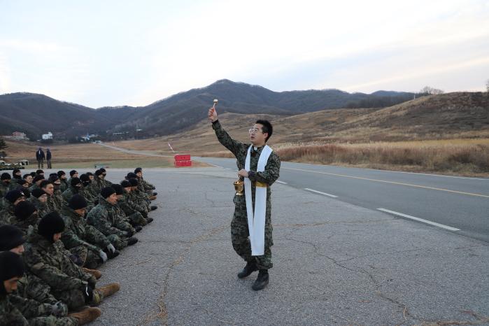 육군특수전사령부 군종지원팀 군종장교·부사관들이 특수전학교에서 진행된 공수기본 862기 자격강화 훈련에 앞서 안전 훈련을 기원하며 종교의식을 하고 있다.  