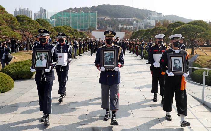 국가보훈처는 7일 6·25전쟁 22개 유엔참전국 대사·무관 등을 대상으로 ‘국제보훈사업 및 정전 70주년 사업 설명회’를 열고 올해 추진한 사업 성과와 내년 정전 70주년 주요 사업을 소개했다. 사진은 지난달 11일 부산 유엔기념공원에서 열린 유엔참전용사 국제추모의 날 행사 중 합동안장식에서 국방부 의장대대 장병들이 유엔참전용사 유해를 봉송하는 모습. 이경원 기자