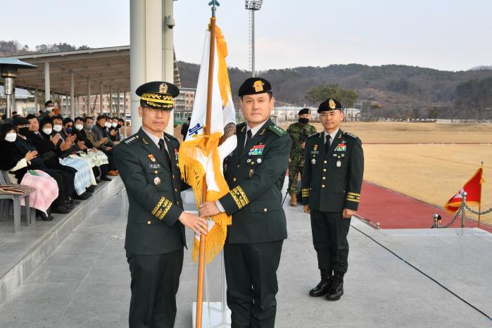 제31·32대 특수전사령관 이·취임식에서 박정환(왼쪽) 육군참모총장이 손식 신임 특수전사령관에게 부대기를 이양하고 있다.  부대 제공
