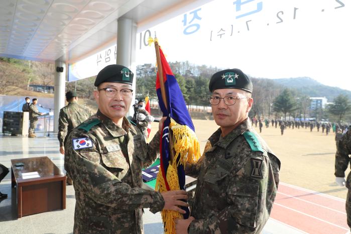 육군1군단장 이·취임식에서 전동진(왼쪽) 지상작전사령관이 강호필 신임 군단장에게 부대기를 이양하고 있다.  부대 제공