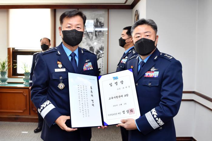 정상화(왼쪽) 공군참모총장이 46대 공군교육사령관에 취임한 유재문(소장) 신임 사령관에게 임명장을 전달하고 있다.  부대 제공 