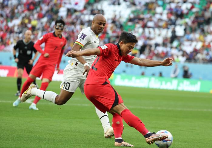 국군체육부대 권창훈(오른쪽) 상병이 지난달 28일(한국시간) 카타르 알라이얀의 에듀케이션 시티 스타디움에서 열린 2022 카타르 월드컵 조별리그 H조 2차전 대한민국과 가나의 경기에서 과감한 공격을 시도하고 있다.  연합뉴스