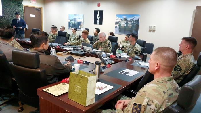 미2사단·한미연합사단 스트라이커여단 장병들이 경기북부경찰청 민용규 경사의 교육을 듣고 있다.  부대 제공