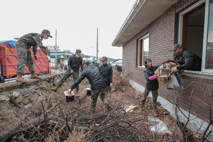 육군21보병사단 금성대대 12중대 장병들이 봉사활동을 하고 있다. 사진 제공=류경민 소위