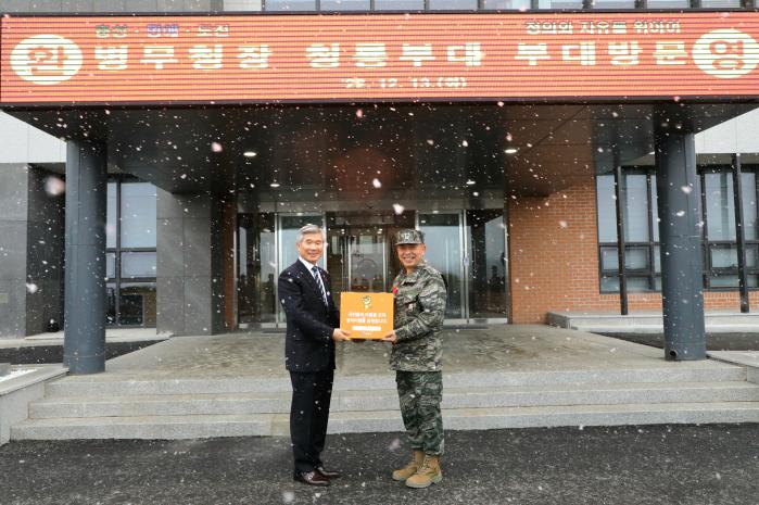 이기식(왼쪽) 병무청장이 13일 해병대2사단을 방문해 조영수(소장) 사단장에게 병역이행을 응원하는 국민 메시지를 전달하고 있다. 병무청 제공