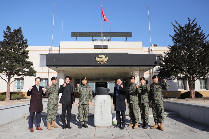 14일 육군특전사 귀성부대를 방문한 군인공제회 기동홍보단 관계자, 명예 홍보대사 방송인 최영재(왼쪽 셋째) 씨가 부대원들과 기념사진을 찍고 있다. 
 부대 제공