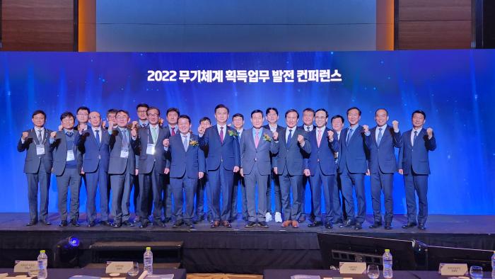 14일 열린 2022 무기체계 획득업무 발전 콘퍼런스 주요 참석자들이 파이팅을 외치고 있다. 앞줄 왼쪽 여섯째부터 김병주 국회의원, 엄동환 방위사업청장, 신원식 국회의원.  방사청 제공