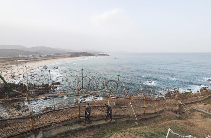 물샐틈없는 경계작전  전국적으로 한파가 기승을 부린 14일 우리 군은 동계 작전대비태세 확립을 위한 혹한기 훈련에 가속페달을 밟았다. 육군22보병사단 전승대대 장병들이 강원도 고성군 일대 해안에서 경계작전 중 철책을 점검하고 있다. 양동욱 기자