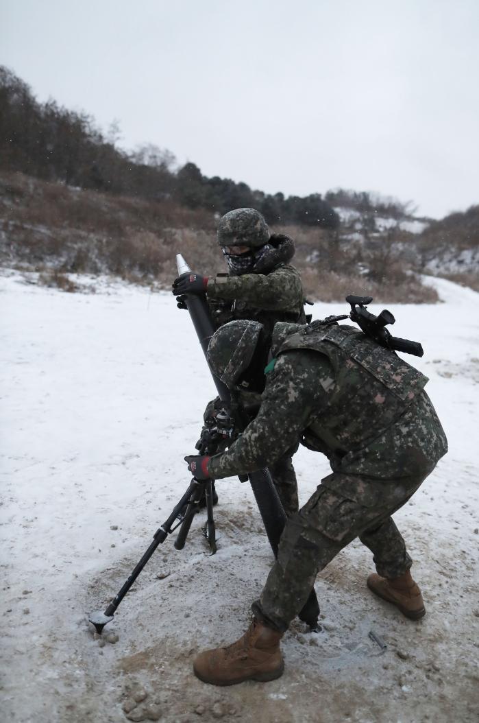 맹호여단 장병들이 81㎜ 박격포탄을 발사하고 있다