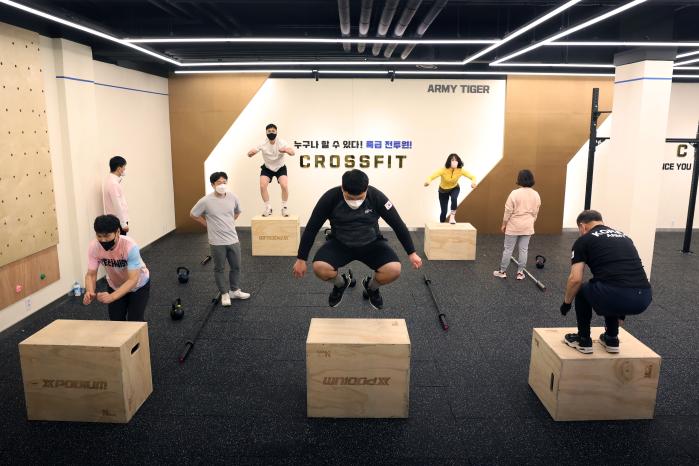 크로스핏 꺼리 회원들이 박스점프를 하고 있다.