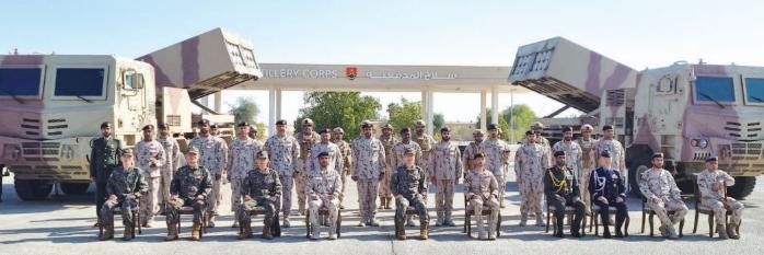 아랍에미리트(UAE) 현지에서 군사외교를 펼친 박정환(왼쪽 다섯째) 육군참모총장이 지난 15일 UAE 천무 운용 부대를 방문, 알 셰히(오른쪽 다섯째) UAE 지상군사령관 등 관계자들과 기념사진을 찍고 있다. 육군 제공