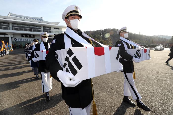 지난 16일 서울 동작구 국립서울현충원에서 거행된 6·25전쟁 전사자 발굴 유해 합동 봉안식에서 영현병들이 유해를 봉송하고 있다. 조종원 기자