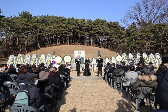 19일 서울 용산구 효창공원에서 거행된 매헌 윤봉길 의사 순국 90주기 추념식 참석자들이 추모공연을 감상하고 있다. 보훈처 제공