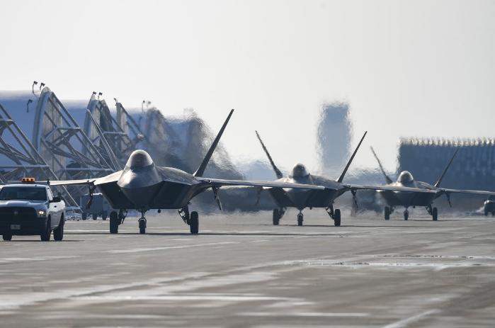 20일 한미연합 공군훈련을 위해 한반도에 전개한 미 F-22 전투기들이 공군 군산기지에 착륙해 지상 활주하고 있다. 국방부는 이번 훈련이 미국의 확장억제 실행력 강화를 위해 이뤄졌다고 설명했다. 국방부 제공