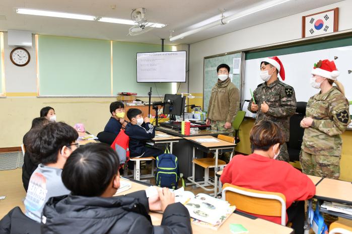 미2사단·연합사단 임현우(가운데) 대위와 코미토(오른쪽) 중위가 마지초 학생들에게 영어수업을 하고 있다.