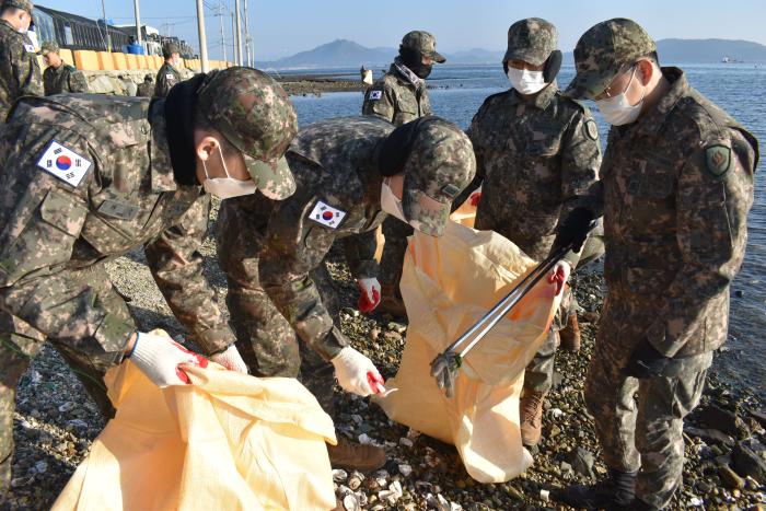 육군31보병사단 완도대대 장병들이 전남 완도군 죽청농공단지 바닷가에서 해안정화 활동을 하고 있다. 부대 제공