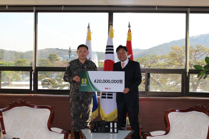 박호 군인공제회C&C 사장이 여운태(왼쪽 사진 왼쪽) 육군참모차장과 윤병호(오른쪽 사진 오른쪽) 공군참모차장에게 병영도서 기부금을 전달하고 있다. 군인공제회 제공