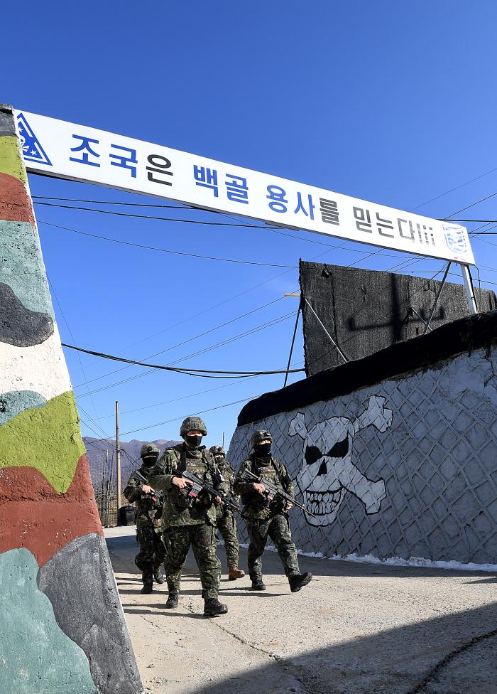 남방한계선 GOP 철책 통문 입구에서 DMZ 내부 감시장비 점검을 위한 차량 통과를 지원한 뒤 복귀 중인 혜산진여단 장병들.